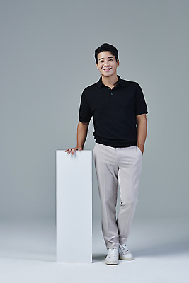 포토 JPG 스튜디오촬영 전신 배너 응시 남자 맨라이프 40대 중년 중년라이프 회색배경 사각프레임 실내 한명 서기 미소 앞모습 캐주얼 한국인 잡기 주머니손 중년남자한명만 딩크족 영포티 국내포토 1 라이프스타일 시선 옷 뷰포인트 백그라운드 모션 프레임 표정 사람 동양인 성인 내부 사각형 회색 신조어 남자한명만 중년남자만 파일형식