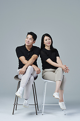 포토 JPG 스튜디오촬영 전신 커플 응시 여자 남자 커플라이프 40대 중년 의자 중년라이프 회색배경 실내 미소 앉기 두명 앞모습 캐주얼 한국인 다리꼬기 중년만 딩크족 영포티 국내포토 라이프스타일 시선 옷 뷰포인트 가구 백그라운드 관계 모션 표정 사람 동양인 성인 내부 회색 신조어 성인만 파일형식