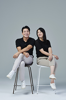 포토 JPG 스튜디오촬영 전신 커플 응시 여자 남자 커플라이프 40대 중년 의자 중년라이프 회색배경 실내 미소 앉기 두명 앞모습 옆모습 캐주얼 한국인 다리꼬기 중년만 딩크족 영포티 국내포토 라이프스타일 시선 옷 뷰포인트 가구 백그라운드 관계 모션 표정 사람 동양인 성인 내부 회색 신조어 성인만 파일형식