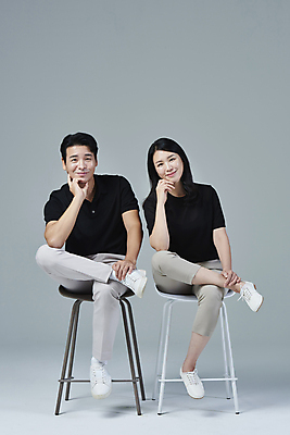 포토 JPG 스튜디오촬영 전신 커플 응시 여자 남자 커플라이프 40대 중년 의자 중년라이프 회색배경 실내 미소 앉기 두명 앞모습 캐주얼 턱괴기 한국인 다리꼬기 중년만 딩크족 영포티 국내포토 라이프스타일 시선 옷 뷰포인트 가구 백그라운드 관계 모션 표정 사람 동양인 성인 내부 회색 신조어 성인만 파일형식