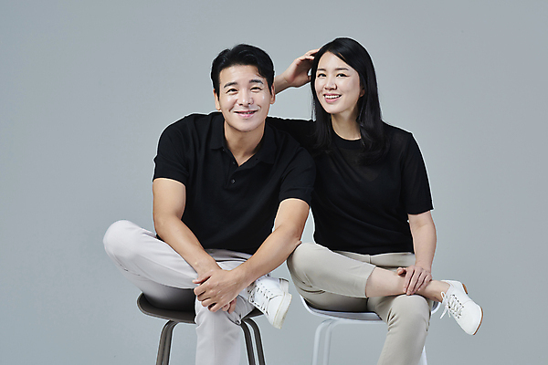 포토 JPG 스튜디오촬영 커플 응시 여자 남자 커플라이프 40대 중년 의자 중년라이프 회색배경 실내 미소 앉기 상반신 두명 앞모습 캐주얼 기댐 한국인 다리꼬기 중년만 딩크족 영포티 국내포토 라이프스타일 시선 옷 뷰포인트 가구 백그라운드 관계 모션 표정 사람 동양인 성인 내부 회색 신조어 성인만 파일형식