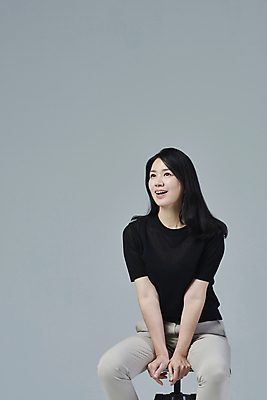 포토 JPG 스튜디오촬영 우먼라이프 응시 여자 40대 중년 의자 중년라이프 회색배경 실내 한명 미소 앉기 상반신 앞모습 캐주얼 한국인 중년여자한명만 딩크족 영포티 국내포토 1 라이프스타일 시선 옷 뷰포인트 가구 백그라운드 모션 표정 사람 동양인 성인 내부 회색 신조어 여자한명만 중년여자만 파일형식