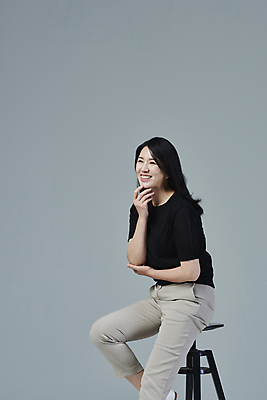 포토 JPG 스튜디오촬영 우먼라이프 응시 여자 40대 중년 의자 중년라이프 회색배경 실내 한명 미소 앉기 손짓 상반신 옆모습 캐주얼 턱괴기 한국인 중년여자한명만 딩크족 영포티 국내포토 1 라이프스타일 시선 옷 뷰포인트 가구 백그라운드 모션 표정 사람 동양인 성인 내부 회색 신조어 여자한명만 중년여자만 파일형식