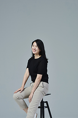 포토 JPG 스튜디오촬영 우먼라이프 응시 여자 40대 중년 의자 중년라이프 회색배경 실내 한명 미소 앉기 상반신 옆모습 캐주얼 한국인 중년여자한명만 딩크족 영포티 국내포토 1 라이프스타일 시선 옷 뷰포인트 가구 백그라운드 모션 표정 사람 동양인 성인 내부 회색 신조어 여자한명만 중년여자만 파일형식