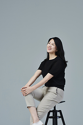 포토 JPG 스튜디오촬영 우먼라이프 응시 여자 40대 중년 의자 중년라이프 회색배경 실내 한명 미소 앉기 상반신 옆모습 캐주얼 한국인 다리꼬기 잡기 중년여자한명만 딩크족 영포티 국내포토 1 라이프스타일 시선 옷 뷰포인트 가구 백그라운드 모션 표정 사람 동양인 성인 내부 회색 신조어 여자한명만 중년여자만 파일형식