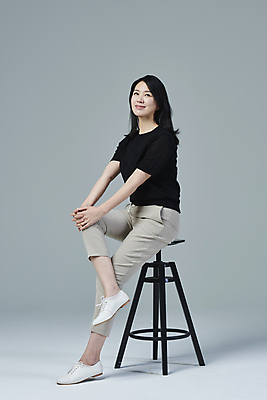 포토 JPG 스튜디오촬영 전신 우먼라이프 응시 여자 40대 중년 의자 중년라이프 회색배경 실내 한명 미소 앉기 옆모습 캐주얼 한국인 다리꼬기 잡기 중년여자한명만 딩크족 영포티 국내포토 1 라이프스타일 시선 옷 뷰포인트 가구 백그라운드 모션 표정 사람 동양인 성인 내부 회색 신조어 여자한명만 중년여자만 파일형식