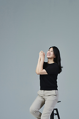 포토 JPG 스튜디오촬영 우먼라이프 응시 여자 40대 중년 의자 중년라이프 회색배경 실내 한명 미소 앉기 상반신 옆모습 캐주얼 기쁨 한국인 올려보기 손모으기 중년여자한명만 딩크족 영포티 국내포토 1 라이프스타일 시선 옷 감정 뷰포인트 가구 백그라운드 모션 표정 사람 동양인 손짓 성인 내부 회색 신조어 여자한명만 중년여자만 파일형식