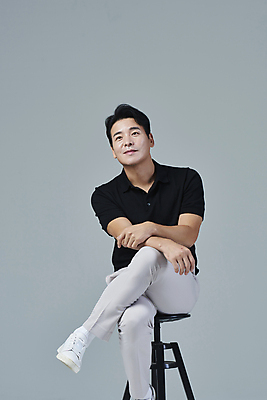 포토 JPG 스튜디오촬영 응시 남자 맨라이프 40대 중년 의자 중년라이프 회색배경 실내 한명 미소 앉기 상반신 앞모습 캐주얼 한국인 다리꼬기 중년남자한명만 딩크족 영포티 국내포토 1 라이프스타일 시선 옷 뷰포인트 가구 백그라운드 모션 표정 사람 동양인 성인 내부 회색 신조어 남자한명만 중년남자만 파일형식