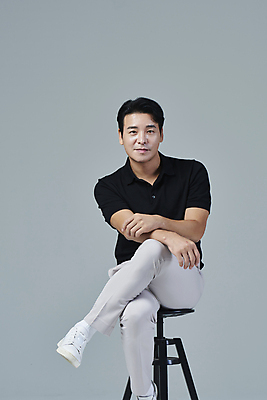 포토 JPG 스튜디오촬영 응시 남자 맨라이프 40대 중년 의자 중년라이프 회색배경 실내 한명 미소 앉기 상반신 앞모습 캐주얼 한국인 다리꼬기 중년남자한명만 딩크족 영포티 국내포토 1 라이프스타일 시선 옷 뷰포인트 가구 백그라운드 모션 표정 사람 동양인 성인 내부 회색 신조어 남자한명만 중년남자만 파일형식