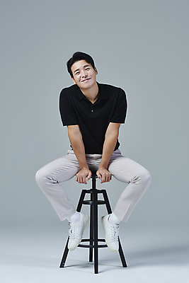 포토 JPG 스튜디오촬영 전신 응시 남자 맨라이프 40대 중년 의자 중년라이프 회색배경 실내 한명 미소 앉기 앞모습 캐주얼 한국인 다리벌리기 중년남자한명만 딩크족 영포티 국내포토 1 라이프스타일 시선 옷 뷰포인트 가구 백그라운드 모션 표정 사람 동양인 성인 내부 회색 신조어 남자한명만 중년남자만 파일형식