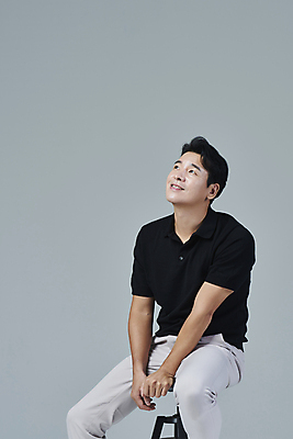 포토 JPG 스튜디오촬영 응시 남자 맨라이프 40대 중년 의자 중년라이프 회색배경 실내 한명 미소 앉기 상반신 옆모습 캐주얼 한국인 올려보기 중년남자한명만 딩크족 영포티 국내포토 1 라이프스타일 시선 옷 뷰포인트 가구 백그라운드 모션 표정 사람 동양인 성인 내부 회색 신조어 남자한명만 중년남자만 파일형식