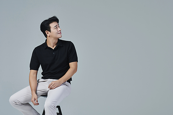 포토 JPG 스튜디오촬영 응시 남자 맨라이프 40대 중년 의자 중년라이프 회색배경 실내 한명 미소 앉기 상반신 앞모습 캐주얼 한국인 뒤돌아보기 중년남자한명만 딩크족 영포티 국내포토 1 라이프스타일 시선 옷 뷰포인트 가구 백그라운드 모션 표정 사람 동양인 성인 내부 회색 신조어 남자한명만 중년남자만 파일형식