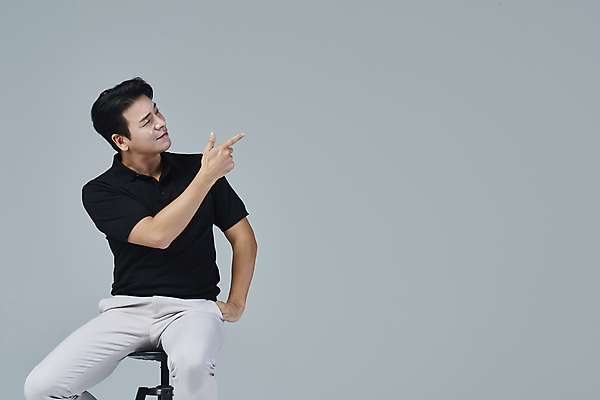 포토 JPG 스튜디오촬영 응시 남자 맨라이프 40대 중년 의자 중년라이프 회색배경 실내 한명 미소 앉기 상반신 앞모습 캐주얼 한국인 권총모양 사랑의총알 중년남자한명만 딩크족 영포티 국내포토 1 라이프스타일 시선 옷 뷰포인트 가구 백그라운드 모션 표정 사람 동양인 손짓 성인 내부 회색 신조어 남자한명만 중년남자만 파일형식