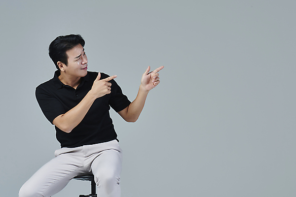 포토 JPG 스튜디오촬영 응시 남자 맨라이프 40대 중년 의자 중년라이프 회색배경 실내 한명 미소 앉기 상반신 앞모습 캐주얼 한국인 권총모양 사랑의총알 중년남자한명만 딩크족 영포티 국내포토 1 라이프스타일 시선 옷 뷰포인트 가구 백그라운드 모션 표정 사람 동양인 손짓 성인 내부 회색 신조어 남자한명만 중년남자만 파일형식