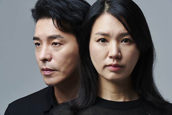 포토 JPG 스튜디오촬영 커플 응시 여자 남자 얼굴 커플라이프 40대 중년 중년라이프 회색배경 실내 무표정 근접촬영 상반신 두명 앞모습 옆모습 캐주얼 한국인 중년만 딩크족 영포티 국내포토 라이프스타일 시선 옷 감정 뷰포인트 백그라운드 관계 표정 사람 동양인 성인 내부 신체부위 회색 신조어 성인만 파일형식