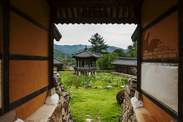 포토 JPG 주간 한국전통 출입구 산 한옥 풍경 사람없음 야외 정원 정자 경기도 가평 국내포토 자연요소 전통 건축물 고건축 한국 파일형식