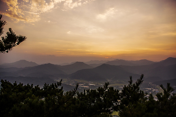 포토 JPG 구름 하늘 산 사람없음 야외 일몰 야간 경기도 가평 전경 국내포토 자연요소 한국 풍경 노을 파일형식 탑뷰