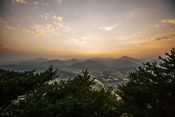 포토 JPG 구름 하늘 산 사람없음 야외 마을 일몰 야간 경기도 가평 전경 국내포토 자연요소 한국 풍경 노을 파일형식 탑뷰