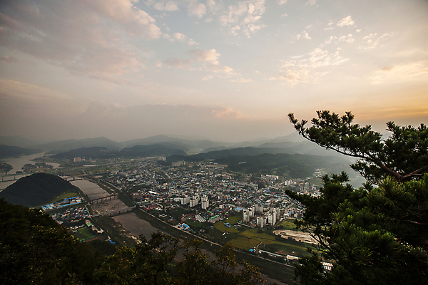 포토 JPG 주간 구름 하늘 산 사람없음 야외 강 마을 일몰 경기도 가평 전경 국내포토 자연요소 한국 풍경 노을 파일형식 탑뷰