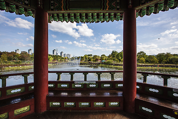 포토 JPG 주간 구름 한국전통 공원 호수 하늘 풍경 빌딩 사람없음 야외 맑음 정자 대전 국내포토 자연요소 전통 건축물 공공시설 날씨 한국 건물 파일형식