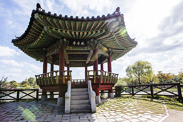 포토 JPG 주간 나무 구름 한국전통 공원 하늘 풍경 사람없음 야외 햇빛 맑음 정자 단청 나무울타리 대전 국내포토 자연요소 식물 전통 건축물 공공시설 날씨 한국 울타리 태양 파일형식