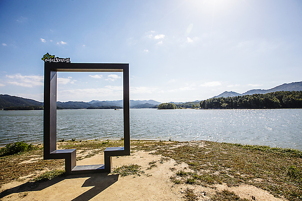 포토 JPG 주간 자연 하늘 풍경 사람없음 야외 햇빛 조형물 맑음 대전 포토존 대청호 국내포토 자연요소 호수 날씨 한국 미술 태양 생태계 청주 파일형식