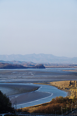 포토 JPG 주간 하늘 산 풍경 사람없음 야외 경기도 흐림 연천 임진강 국내포토 자연요소 날씨 한국 강 파일형식