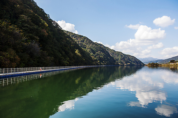 포토 JPG 주간 구름 하늘 산 풍경 사람없음 야외 강 반사 맑음 강원도 화천 국내포토 자연요소 날씨 한국 파일형식