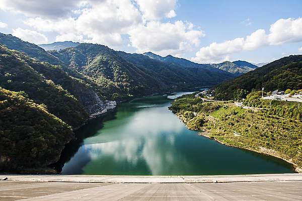 포토 JPG 주간 구름 하늘 산 풍경 사람없음 야외 강 댐 강원도 화천 국내포토 자연요소 공공시설 한국 파일형식