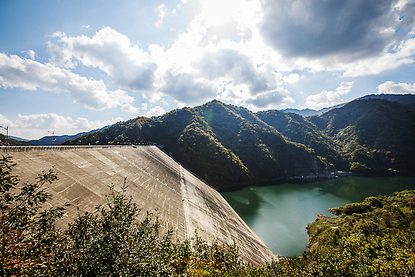포토 JPG 주간 구름 하늘 산 풍경 사람없음 야외 강 맑음 댐 강원도 화천 국내포토 자연요소 공공시설 날씨 한국 파일형식