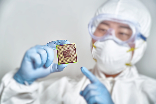 PSD 편집 편집이미지 남자 정보기술 한명 들기 상반신 성인 30대 3D 디지털 한국인 가리킴 기술자 메모리칩 회로판 디지털합성 반도체 반도체산업 디지털산업 반도체칩 성인남자한명만 편집소스 이미지편집 편집3D 직업 1 산업 모션 기술 사람 동양인 손짓 장년 부속품 남자한명만 성인남자만 파일형식