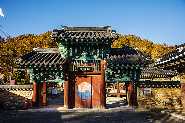 포토 JPG 주간 한국전통 하늘 한옥 풍경 사람없음 야외 맑음 문화재 전라북도 대문 태극 남원 향교 기와담장 국내포토 자연요소 전통 문양 고건축 날씨 한국 기와 담장 문 전라도 교육기관 파일형식