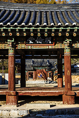 포토 JPG 주간 한국전통 한옥 풍경 사람없음 야외 문화재 전라북도 대문 남원 향교 현판 국내포토 자연요소 전통 고건축 한국 문 전라도 교육기관 파일형식