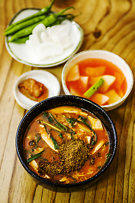 포토 JPG 그릇 고추 실내 사람없음 전라북도 뚝배기 물김치 나무탁자 무주 향토음식 어죽 국내포토 식기 음식 채소 탁자 김치 내부 전라도 파일형식