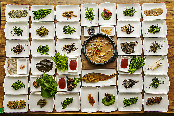 포토 JPG 접시 한식 실내 사람없음 하이앵글 다양 상차림 전라북도 된장찌개 뚝배기 생선구이 정식 나무탁자 무주 초고추장 산나물 국내포토 식기 음식 뷰포인트 다수 탁자 내부 양념 찌개 전라도 구이 생선요리 나물 파일형식