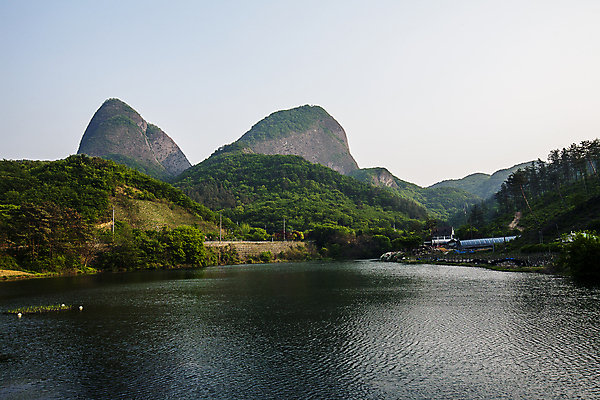 포토 JPG 주간 자연 하늘 풍경 사람없음 야외 저수지 전라북도 봉우리 마이산 진안 국내포토 자연요소 산 전라도 생태계 파일형식