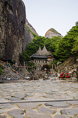 포토 JPG 주간 불교 하늘 풍경 사람없음 야외 사찰 석탑 전라북도 돌길 마이산 진안 탑사 국내포토 자연요소 종교 길 종교건축 산 탑 전라도 파일형식