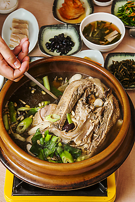 포토 JPG 그릇 손 한식 반찬 실내 들기 신체부위 전라북도 버너 뚝배기 보양식 오리고기 무주 오리탕 국내포토 식기 음식 모션 오리 육류 사람 내부 전라도 탕 몸보신 파일형식