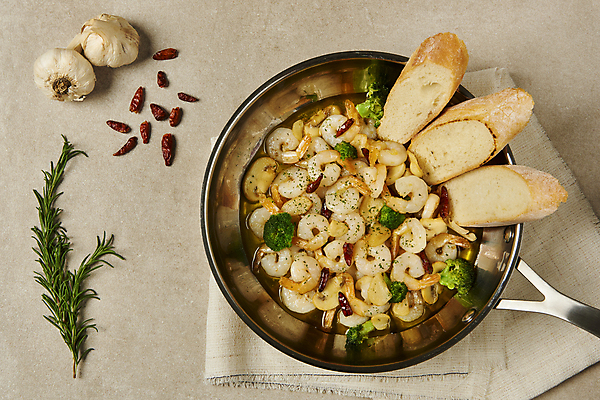 포토 JPG 스튜디오촬영 새우 실내 요리 사람없음 하이앵글 프라이팬 바게트 브로콜리 천 안주 로즈메리 스페인요리 스페인음식 통마늘 베이지색배경 감바스 페페론치노 국내포토 음식 빵 뷰포인트 백그라운드 채소 고추 주방용품 서양음식 마늘 갑각류 내부 직물 스페인 허브 베이지색 파일형식