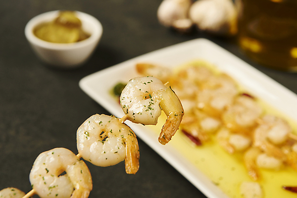 포토 JPG 스튜디오촬영 검은배경 새우 실내 요리 근접촬영 사람없음 아웃포커스 꼬치 안주 꼬치새우 스페인요리 스페인음식 감바스 국내포토 음식 뷰포인트 백그라운드 서양음식 촬영기법 갑각류 내부 검은색 스페인 파일형식