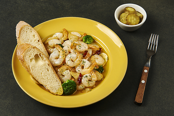 포토 JPG 스튜디오촬영 접시 포크 검은배경 새우 실내 요리 사람없음 바게트 브로콜리 안주 피클 스페인요리 스페인음식 감바스 국내포토 식기 음식 빵 백그라운드 채소 서양음식 갑각류 내부 검은색 스페인 절임 파일형식