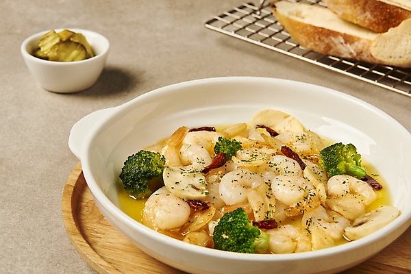 포토 JPG 스튜디오촬영 그릇 새우 실내 요리 사람없음 바게트 브로콜리 안주 피클 나무쟁반 스페인요리 스페인음식 베이지색배경 감바스 페페론치노 식힘망 국내포토 식기 음식 빵 백그라운드 채소 고추 쟁반 서양음식 갑각류 내부 목재 주방도구 스페인 제빵도구 베이지색 절임 파일형식