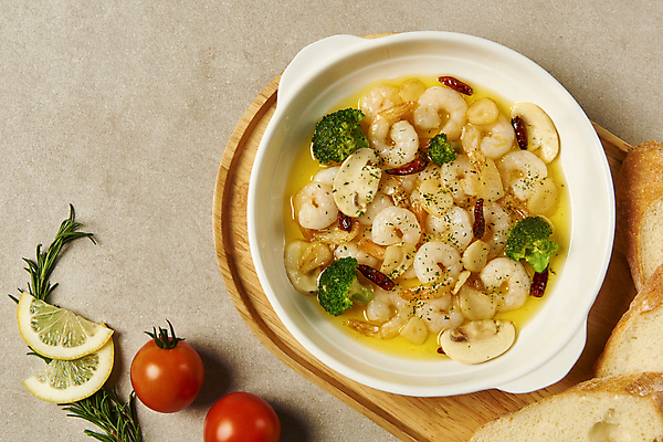 포토 JPG 스튜디오촬영 그릇 방울토마토 새우 실내 요리 사람없음 하이앵글 바게트 브로콜리 레몬 안주 슬라이스 로즈메리 나무쟁반 스페인요리 스페인음식 베이지색배경 감바스 페페론치노 국내포토 식기 음식 빵 뷰포인트 백그라운드 토마토 채소 과일 고추 쟁반 서양음식 갑각류 내부 목재 스페인 허브 베이지색 파일형식