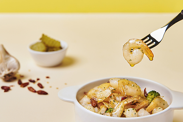 포토 JPG 스튜디오촬영 그릇 포크 새우 실내 요리 근접촬영 사람없음 피클 스페인요리 스페인음식 통마늘 베이지색배경 감바스 페페론치노 국내포토 식기 음식 뷰포인트 백그라운드 고추 서양음식 마늘 갑각류 내부 스페인 베이지색 절임 파일형식