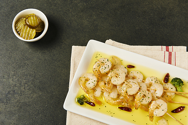 포토 JPG 스튜디오촬영 접시 검은배경 새우 실내 요리 사람없음 하이앵글 꼬치 브로콜리 천 안주 피클 꼬치새우 스페인요리 스페인음식 감바스 페페론치노 국내포토 식기 음식 뷰포인트 백그라운드 채소 고추 서양음식 갑각류 내부 검은색 직물 스페인 절임 파일형식