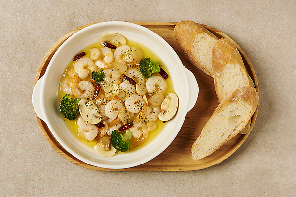 포토 JPG 스튜디오촬영 그릇 새우 실내 요리 사람없음 하이앵글 바게트 브로콜리 안주 양송이 나무쟁반 스페인요리 스페인음식 베이지색배경 플랫레이 감바스 페페론치노 국내포토 식기 음식 빵 뷰포인트 백그라운드 채소 고추 쟁반 서양음식 갑각류 내부 목재 버섯 스페인 플랫 베이지색 파일형식