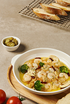 포토 JPG 스튜디오촬영 그릇 방울토마토 새우 실내 요리 사람없음 바게트 브로콜리 안주 피클 양송이 나무쟁반 스페인요리 스페인음식 베이지색배경 감바스 페페론치노 식힘망 국내포토 식기 음식 빵 백그라운드 토마토 채소 고추 쟁반 서양음식 갑각류 내부 목재 주방도구 버섯 스페인 제빵도구 베이지색 절임 파일형식