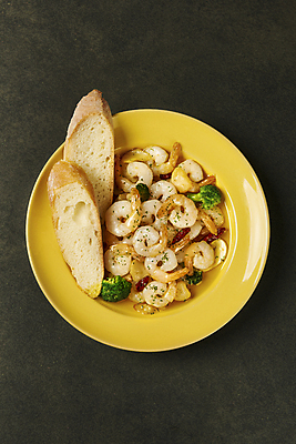 포토 JPG 스튜디오촬영 접시 검은배경 새우 실내 요리 사람없음 하이앵글 바게트 브로콜리 안주 스페인요리 스페인음식 플랫레이 감바스 국내포토 식기 음식 빵 뷰포인트 백그라운드 채소 서양음식 갑각류 내부 검은색 스페인 플랫 파일형식