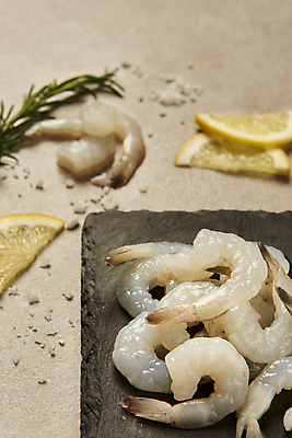 포토 JPG 스튜디오촬영 식재료 실내 근접촬영 사람없음 레몬 슬라이스 소금 로즈메리 돌판 칵테일새우 베이지색배경 생새우 국내포토 뷰포인트 백그라운드 과일 어패류 새우 내부 돌_바위 허브 베이지색 파일형식