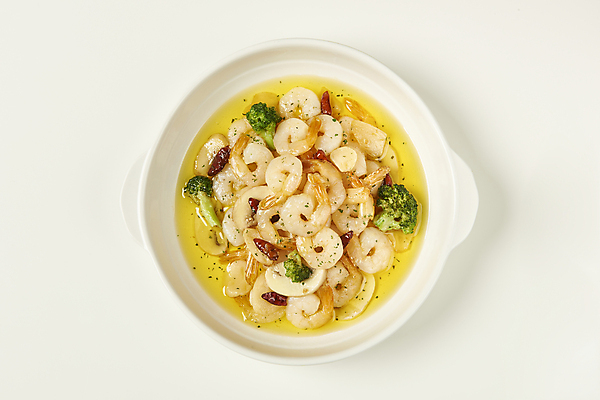 포토 JPG 스튜디오촬영 그릇 접시 새우 실내 요리 사람없음 하이앵글 올리브오일 브로콜리 흰배경 스페인요리 스페인음식 감바스 페페론치노 국내포토 식기 음식 뷰포인트 백그라운드 채소 고추 서양음식 갑각류 내부 흰색 스페인 기름_음식 파일형식